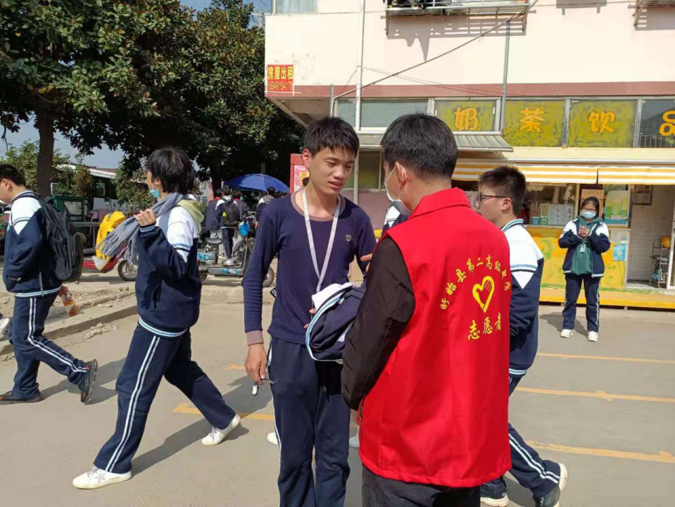 站好“护学岗”、守护“读书郎”——盱眙县第二高级中学开展爱心护学活动