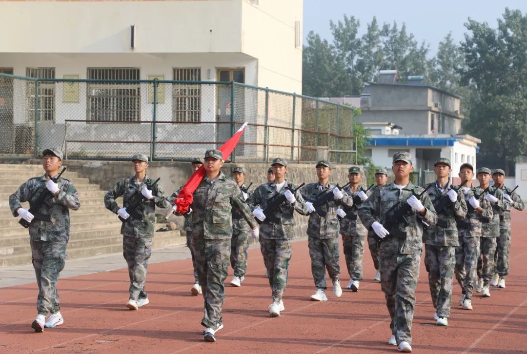 青春酬壮志 铁血铸荣光——盱眙县第二高级中学2023级高一新生军训结营仪式